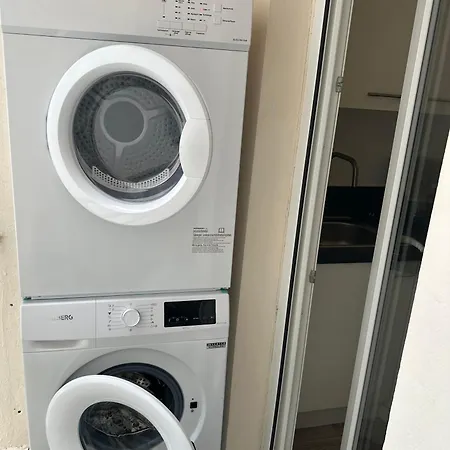 Premium 80sqm Opposite Martinez, Steps From Congress Center 公寓