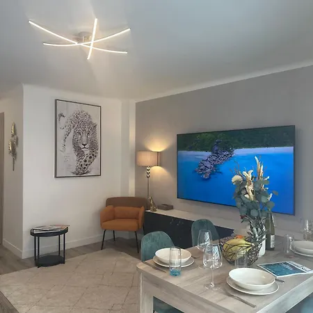 Premium 80sqm Opposite Martinez, Steps From Congress Center Apartmán