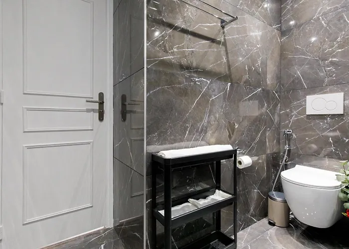 Premium 80sqm Opposite Martinez, Steps From Congress Center Lejlighed *