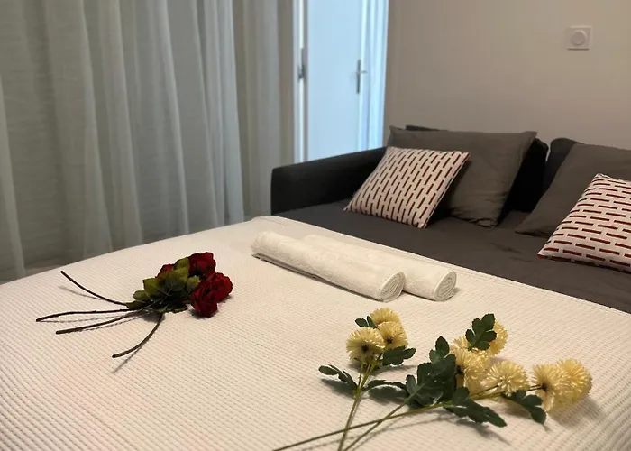 Premium 80sqm Opposite Martinez, Steps From Congress Center Lejlighed *