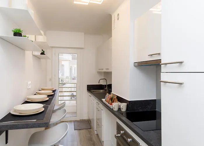 Lejlighed Premium 80sqm Opposite Martinez, Steps From Congress Center *