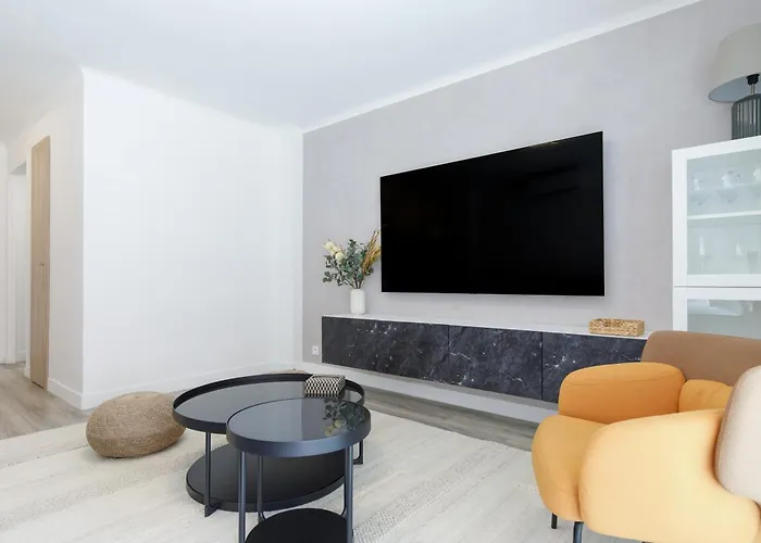 Premium 80sqm Opposite Martinez, Steps From Congress Center Lejlighed