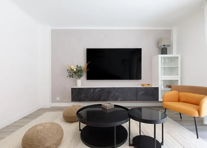 Lejlighed Premium 80sqm Opposite Martinez, Steps From Congress Center *