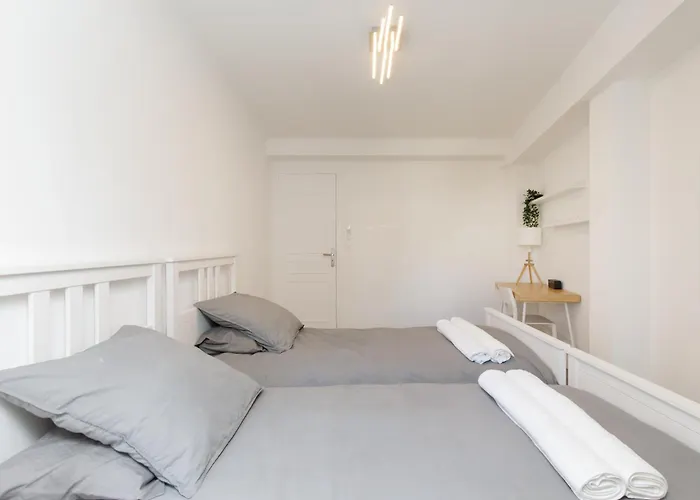 Premium 80sqm Opposite Martinez, Steps From Congress Center Apartment *