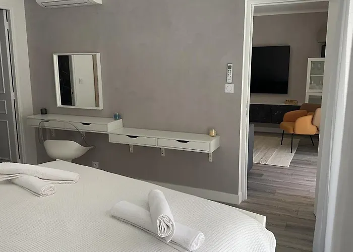 Premium 80sqm Opposite Martinez, Steps From Congress Center Lejlighed