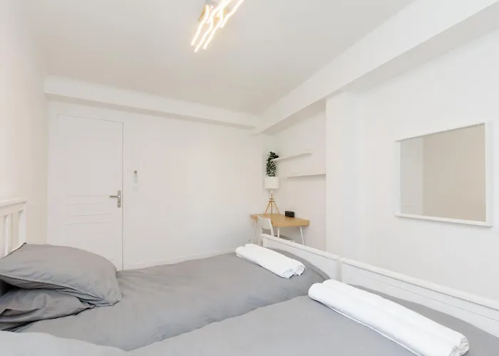 Apartment Premium 80sqm Opposite Martinez, Steps From Congress Center *