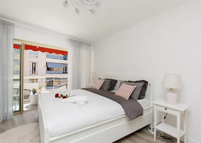 Premium 80sqm Opposite Martinez, Steps From Congress Center Lejlighed