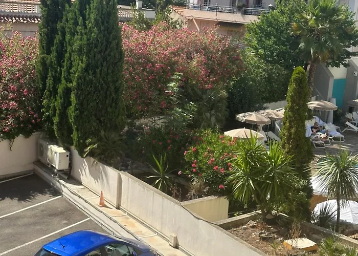Premium 80sqm Opposite Martinez, Steps From Congress Center Lejlighed