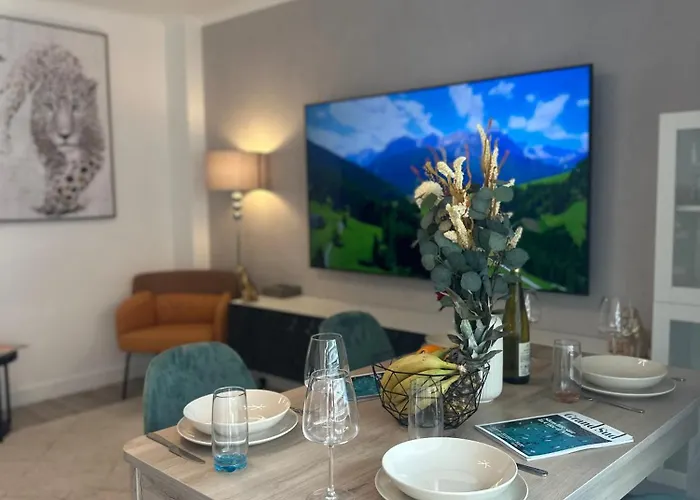 Apartment Premium 80sqm Opposite Martinez, Steps From Congress Center *