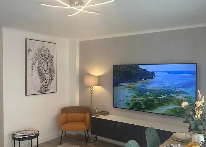 Premium 80sqm Opposite Martinez, Steps From Congress Center Lejlighed *