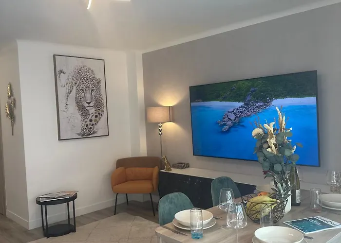 Lejlighed Premium 80sqm Opposite Martinez, Steps From Congress Center
