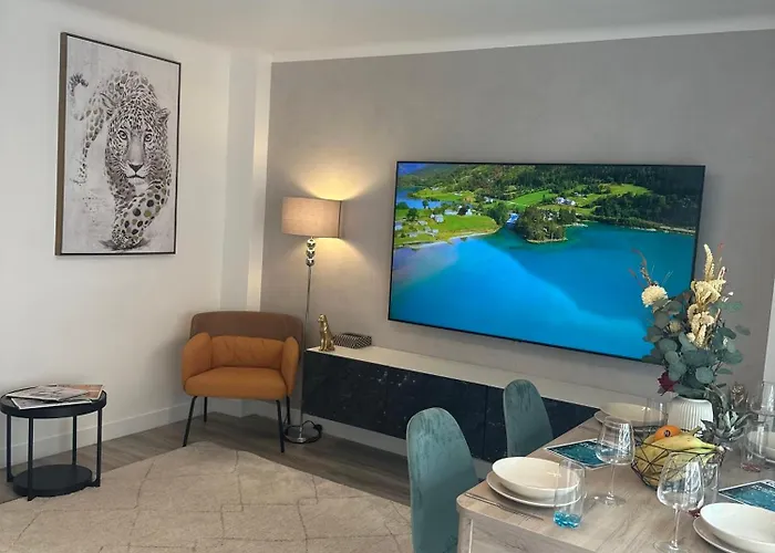 Lejlighed Premium 80sqm Opposite Martinez, Steps From Congress Center *