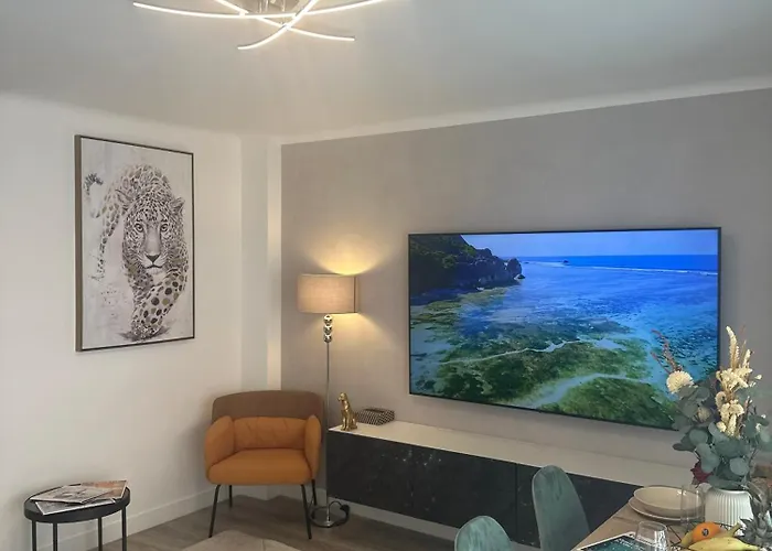 Lejlighed Premium 80sqm Opposite Martinez, Steps From Congress Center *