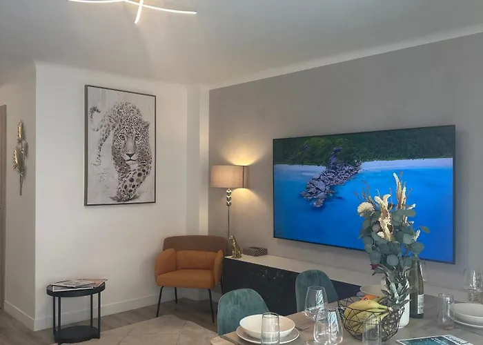 Premium 80sqm Opposite Martinez, Steps From Congress Center Lejlighed