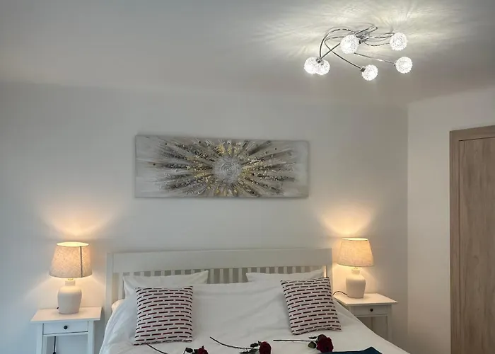 Lejlighed Premium 80sqm Opposite Martinez, Steps From Congress Center *