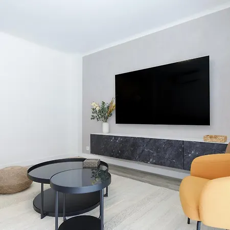 Premium 80sqm Opposite Martinez, Steps From Congress Center Apartament