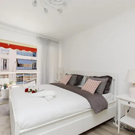 Premium 80sqm Opposite Martinez, Steps From Congress Center Apartament