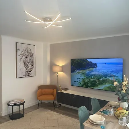 Premium 80sqm Opposite Martinez, Steps From Congress Center Apartament *
